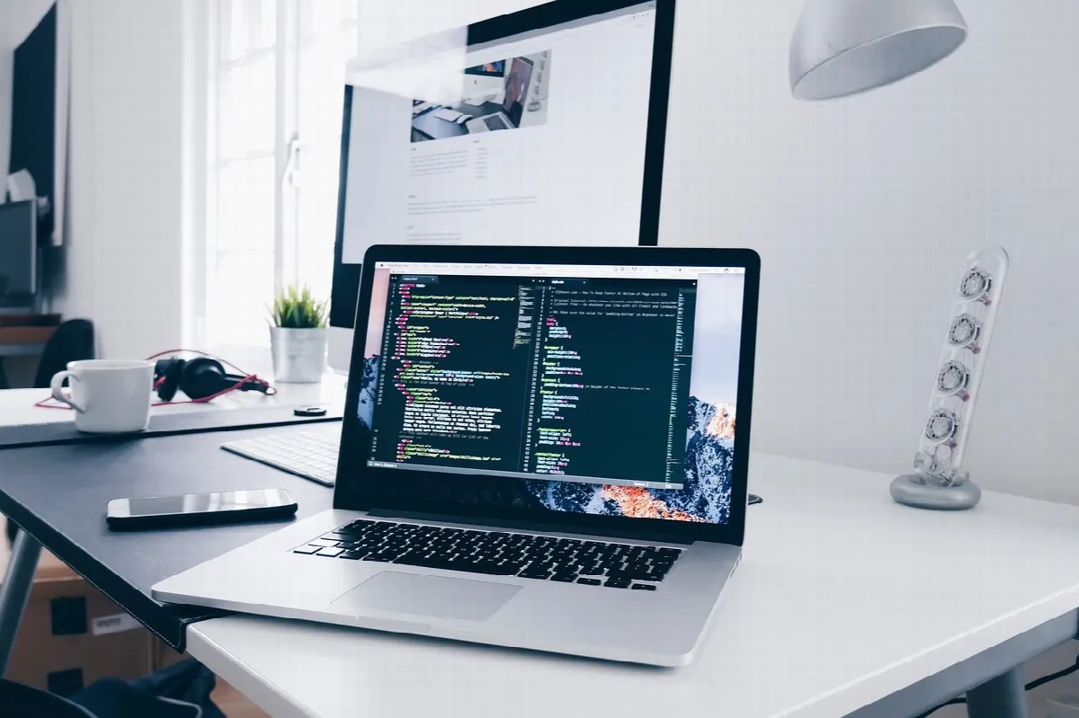 équipe de développeurs travaillant dans un bureau