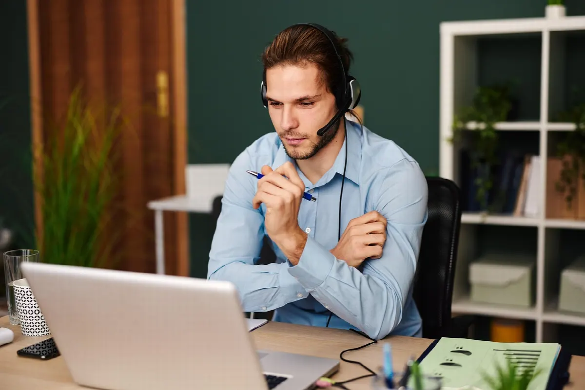 agents support client travaillant ensemble au bureau