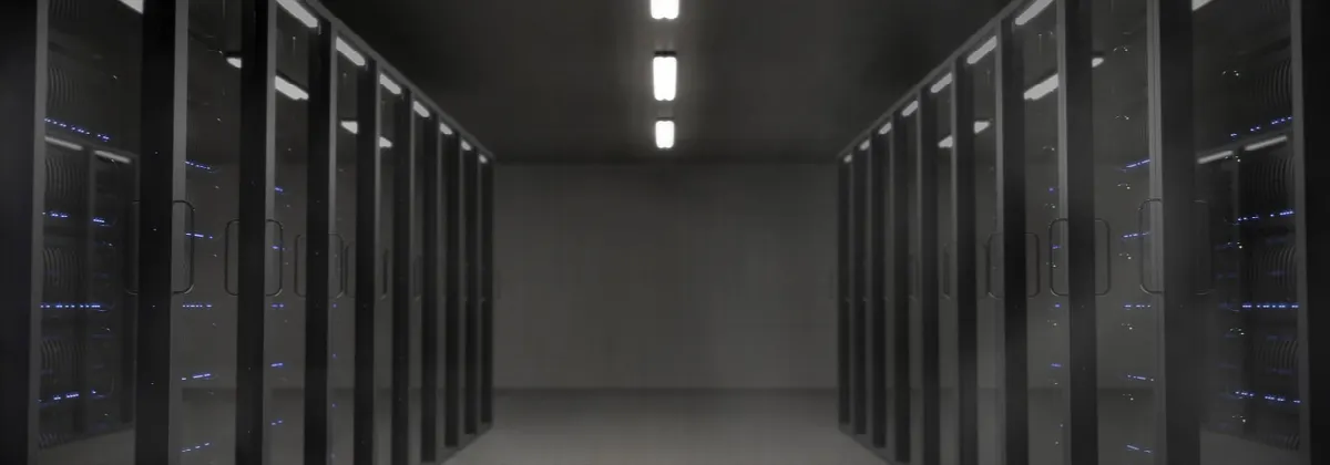 salle serveurs avec rangées de racks en France
