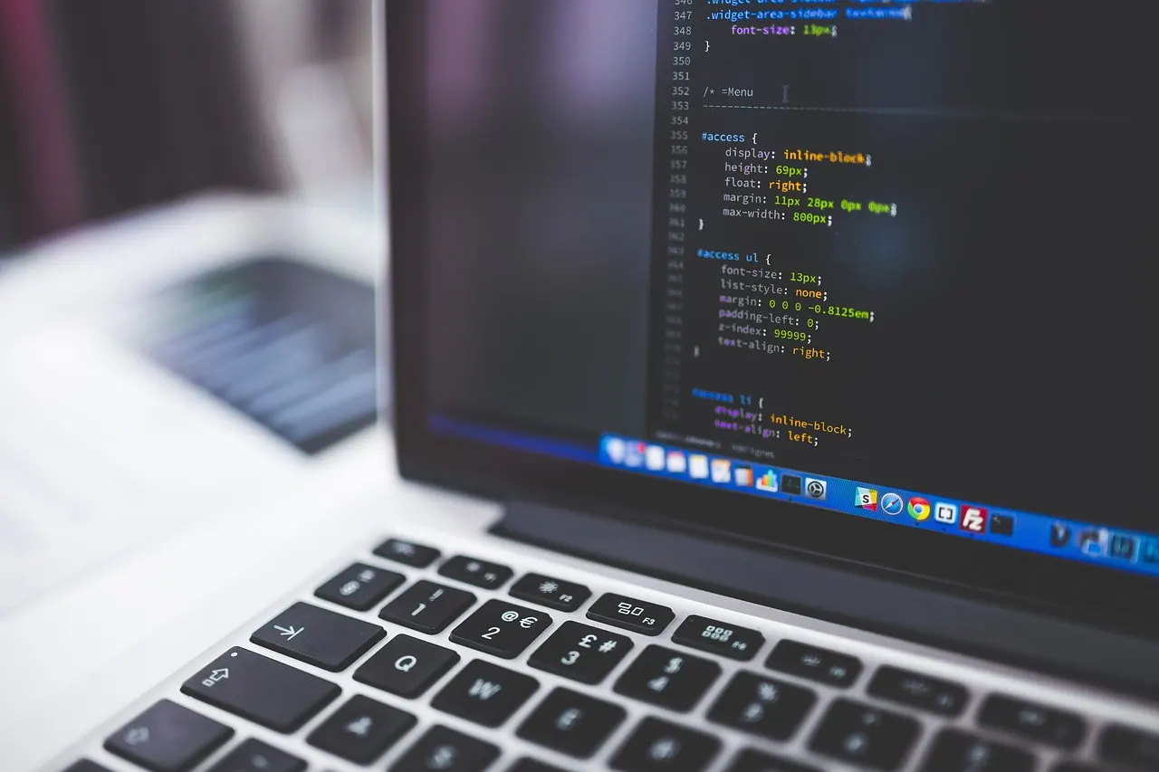 Développeur devant un ordinateur portable en bureau
